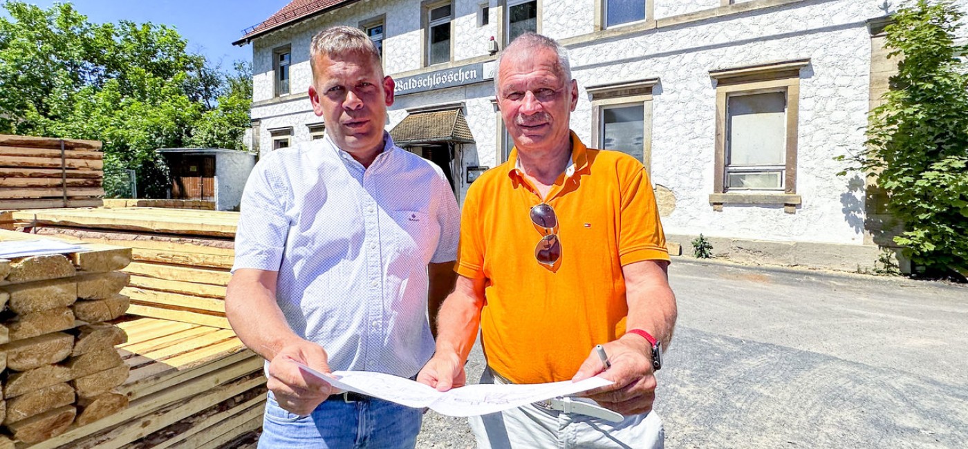 Die Investoren Christopher Burg (li.) und Martin Geisendörfer (re.) vor dem Waldschlösschen.