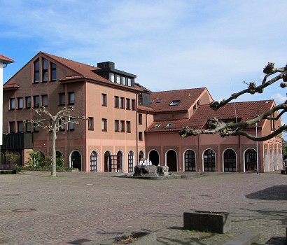 Rathausplatz, Zentrum Petersberg