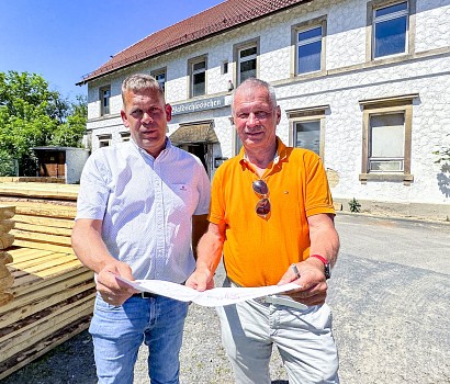 Die Investoren Christopher Burg (li.) und Martin Geisendörfer (re.) vor dem Waldschlösschen.