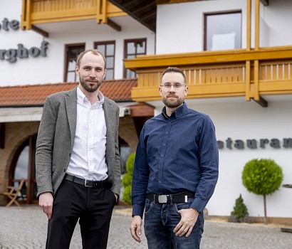 Florian Burg und Hoteldirektor Noah Hirsch