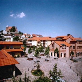 Rathausplatz, Zentrum Petersberg