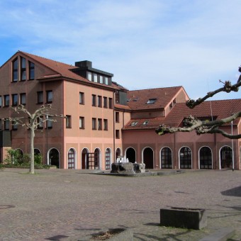 Rathausplatz, Zentrum Petersberg