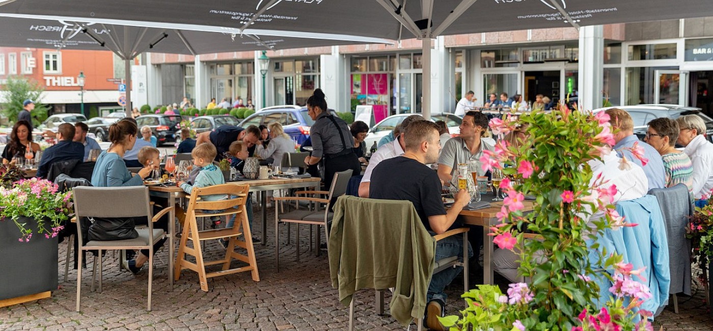 Auf dem Platz "Unterm Heliig Kreuz" vor der Stadtpfarrkirche kamen 40 Sitzplätze unter